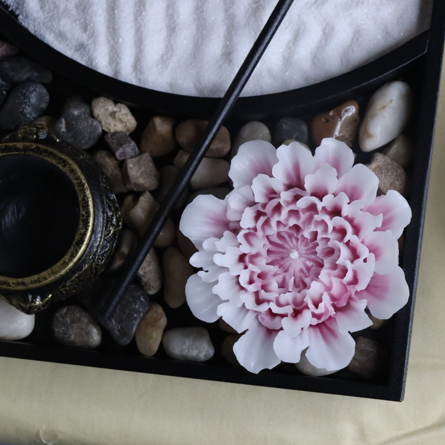 Flower Candle Gift Box Natural - Guava & Honey