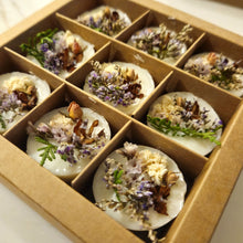 Load image into Gallery viewer, Evolve Floral Soy Wax Melts - 3 Fragrances
